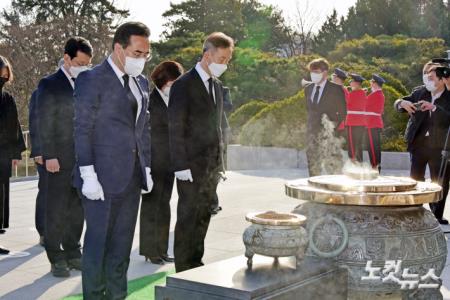 현충원 참배하는 민주당 박홍근 신임 원내대표