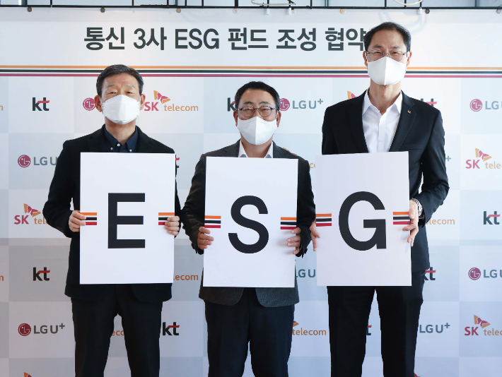 LG유플러스 황현식 대표(사진 왼쪽부터), SKT 유영상 대표, KT 박종욱 사장이 '통신3사 ESG펀드 조성 협약식'을 갖고 ESG 분야 우수 스타트업 지원을 위해 적극적으로 협력하겠다고 강조했다. LG유플러스 제공.