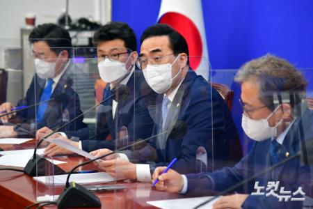 원내대책회의 발언하는 박홍근