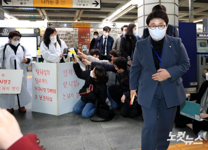 인수위 사회문화복지분과 임이자 간사가 29일 오전 경복궁역에서 장애인차별철폐연대 회원들과 면담을 하기위해 회의장으로 들어가고 있다.