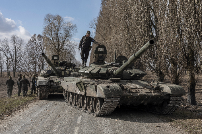 전투로 빼앗은 러시아군 탱크 위에 올라선 우크라 병사. 연합뉴스
