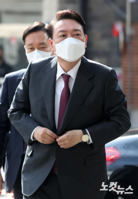 인수위 향하는 윤석열 당선인