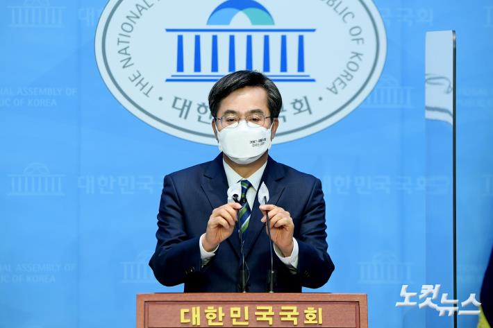 김동연 새로운물결 대표가 29일 오전 서울 여의도 국회 소통관에서 정치교체 추친을 위한 기자회견을 열고 발언하고 있다.