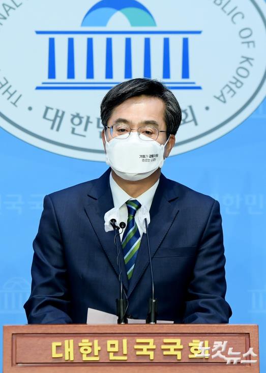 김동연 새로운물결 대표가 29일 오전 서울 여의도 국회 소통관에서 정치교체 추친을 위한 기자회견을 열고 발언하고 있다.