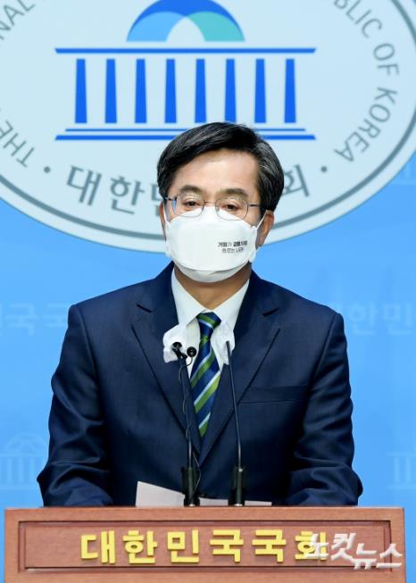 김동연 새로운물결 대표가 29일 오전 서울 여의도 국회 소통관에서 정치교체 추친을 위한 기자회견을 열고 발언하고 있다.