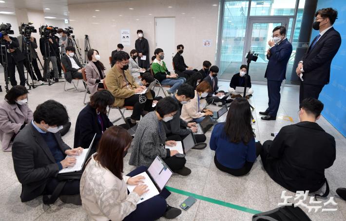 취재진의 질문받는 김동연