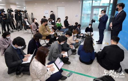 취재진의 질문받는 김동연