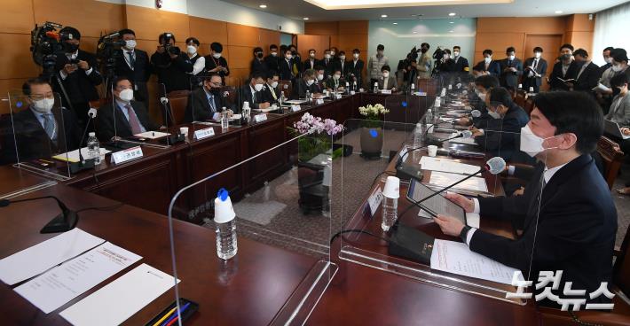 인수위 간사단회의, 발언하는 안철수 위원장