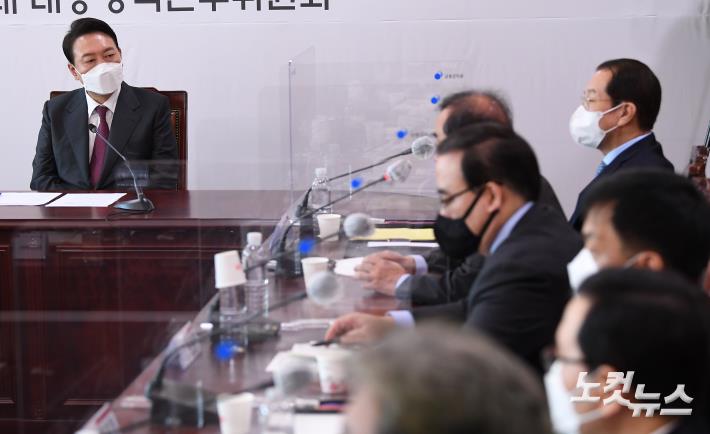 윤석열 대통령 당선인이 29일 서울 종로구 통의동 금감원 연수원에 마련된 제20대 대통령직인수위원회에서 열린 간사단 회의에서 김병준 지역균형발전특별위원장의 발언을 듣고 있다.