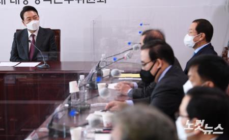 윤석열 대통령 당선인이 29일 서울 종로구 통의동 금감원 연수원에 마련된 제20대 대통령직인수위원회에서 열린 간사단 회의에서 김병준 지역균형발전특별위원장의 발언을 듣고 있다.