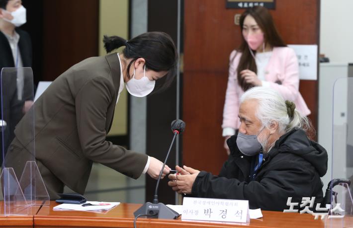 박경석 전장연 이사장과 인사하는 박지현 공동비대위원장
