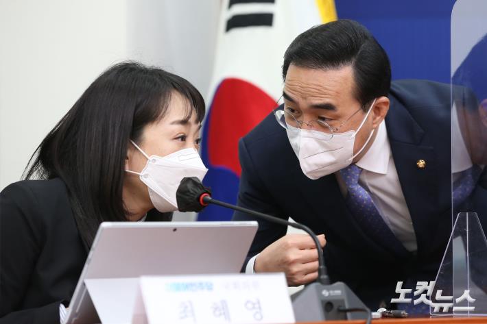 최혜영 의원과 대화하는 박홍근 원내대표