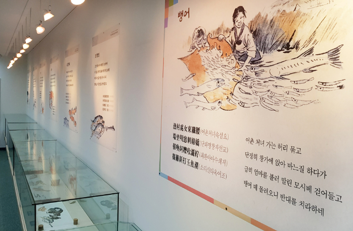 마산문학관에 전시된 우산잡곡과 물고기 그림. 창원시 제공
