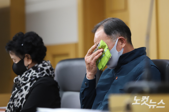 법정에서 눈물을 흘리는 故양두봉씨의 조카 양상우(69·사진 오른쪽)씨. 고상현 기자