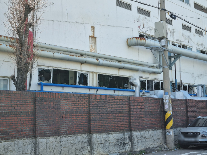 29일 경기도 안산의 한 폐기물 처리업체에서 폭발 사고가 발생하며 건물 유리창 대부분이 깨졌다. 정성욱 기자