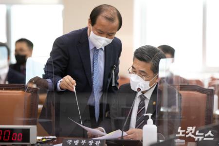 자료 살펴보는 서욱 국방부 장관