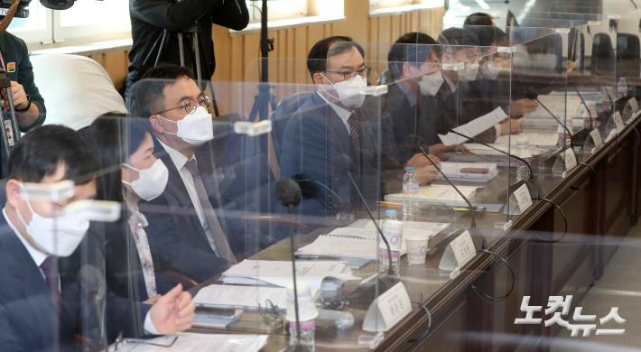 주영환 법무부 기조실장(가운데)등 법무부 직원들이 29일 서울 삼청동 인수위 사무실에서 업무보고를 하기 위해 대기하고 있다.