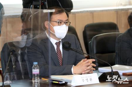 주영환 법무부 기조실장(가운데)등 법무부 직원들이 29일 서울 삼청동 인수위 사무실에서 업무보고를 하기 위해 대기하고 있다.