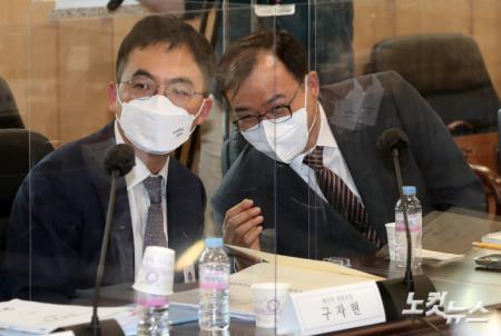 인수위 업무보고, 대화하는 주영환 법무부 기조실장-구자현 검찰국장