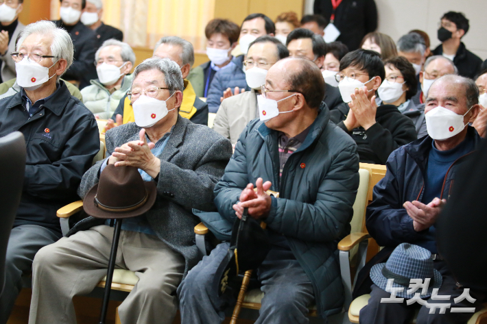 무죄 선고 직후 기뻐하는 4·3단체 관계자와 유족들. 고상현 기자