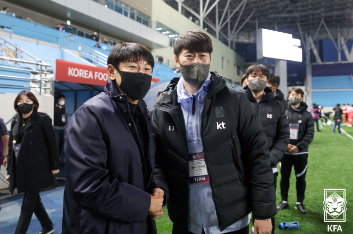 인도네시아 신태용 감독(왼쪽)과 한국 김은중 감독. 대한축구협회 제공