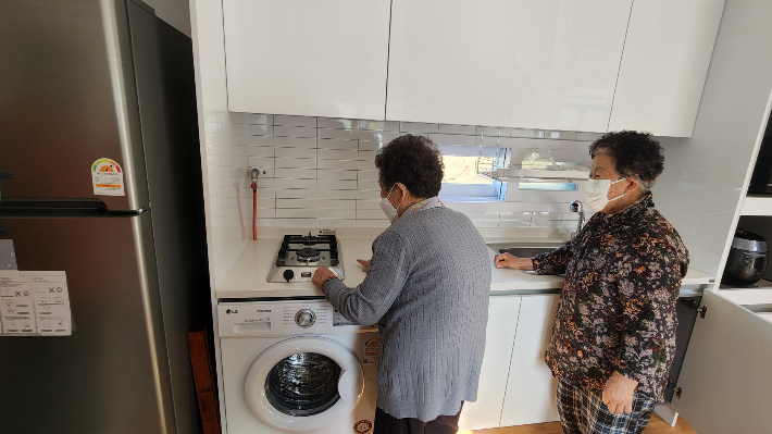 산불 피해 이재민들이 임시조립주택에 입주해 내부를 둘러보고 있다. 울진군 제공