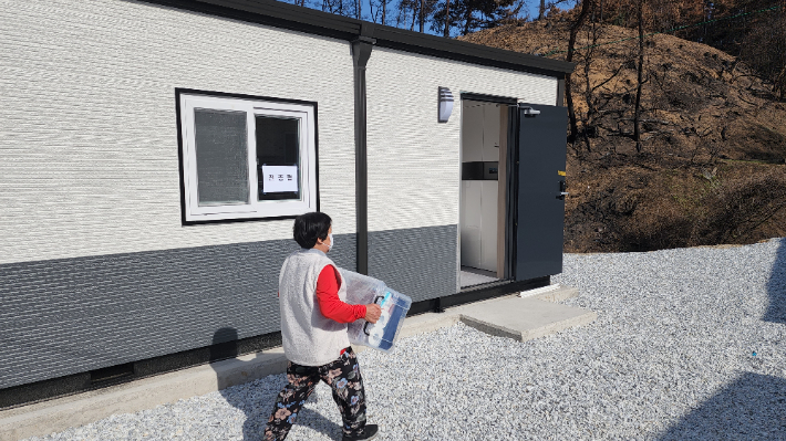 울진 산불 이재민이 임시조립주택으로 짐을 옮기고 있다. 울진군 제공