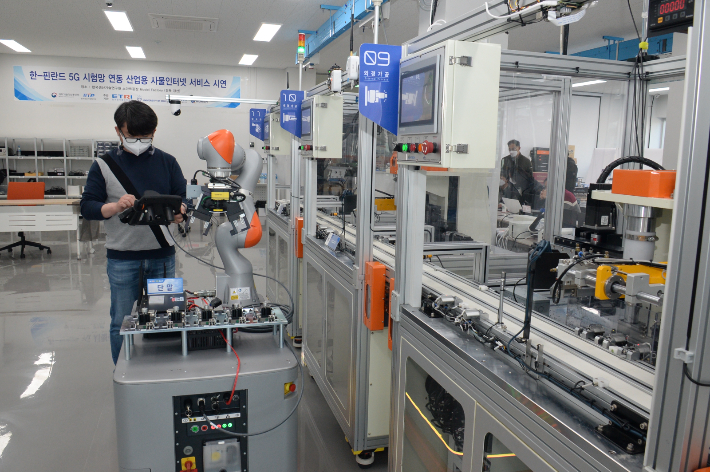 ETRI 연구진이 스마트공장 내 이동형 로봇을 국산 5G 기술을 이용해 실시간으로 제어하고 있다. ETRI 제공 