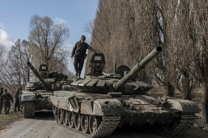 27일(현지시간) 우크라이나 수도 키이우(키예프) 외곽에서 획득한 러시아군 탱크를 살펴보고 있는 우크라이나군. 연합뉴스