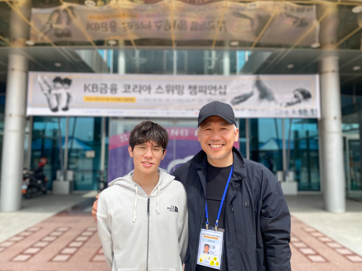 전남 여수충무고등학교 3학년 김민섭 선수(왼쪽)와 송치호 감독교사. 전남도교육청 제공