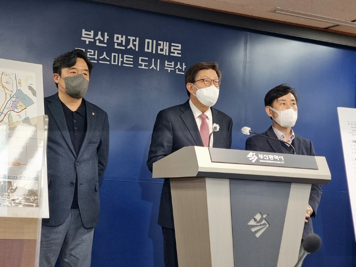 박형준 부산시장과 하태경·정동만 국회의원은 지난 17일 오후 부산시청에서 오시리아 관광단지 교통난 해소 대책을 발표했다. 박 시장은 반송터널과 도시철도 2호선 오시리아선을 기존 계획보다 6년 앞당겨 2029년까지 마무리하겠다고 밝혔다. 송호재 기자
