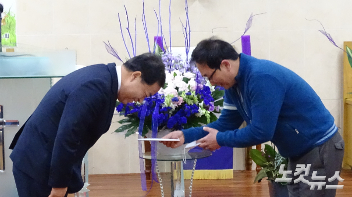 행복이가득한집(원장 장효진) 임주영 사무국장이 강원CBS 정예현 대표에게 선교후원금을 전달하고있다.