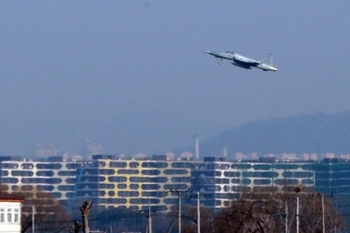 수원 군공항에서 이륙 중인 전투기 모습. 주변에는 대단지 아파트들이 위치해 있다. 수원시청 제공