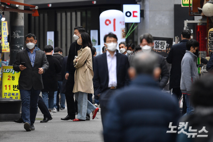 서울 중구 다동에서 직장인들이 점심 식사를 위해 발걸음을 옮기고 있다. 박종민 기자