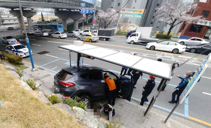 30일 부산 서구 암남동주민센터 앞 교통사고 현장. 부산경찰청 제공