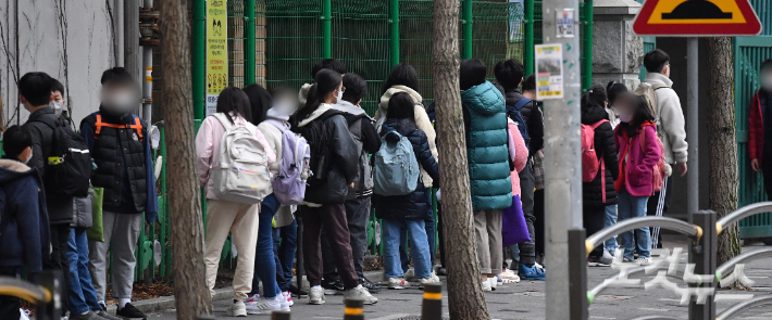 한 초등학교에서 학생들이 등교하고 있다. 박종민 기자