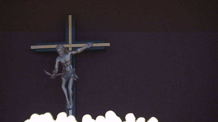 평화를 상징하는 의미의 십자가로 비둘기를 든 예수님의 모습