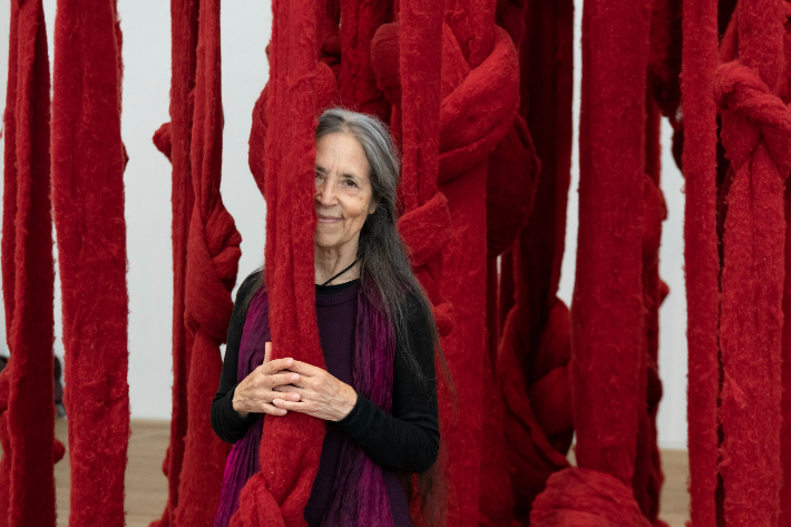 테이트 모던에 설치된 작품 과 세실리아 비쿠냐. Portrait of Cecilia Vicuña in front of Quipu Womb 2017 at Tate Modern, 2022 c. Cecilia Vicuña. Lucy Dawkins 제공