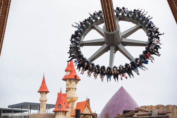 자이언트 스윙. 롯데월드 부산 제공