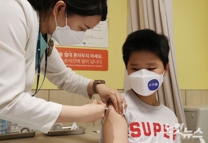 만 5~11세 소아·아동에 대한 화이자 코로나19 백신 접종이 시작된 31일 오전 서울 강서구 미즈메디병원 소아청소년과에서 한 어린이가 백신을 맞고 있다. 사진공동취재단