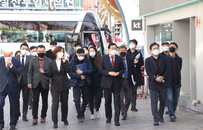 주낙영 경주시장이 경북관광기업지원센터 구축사업 현장평가에 참석해 설명하고 있다. 경주시 제공 