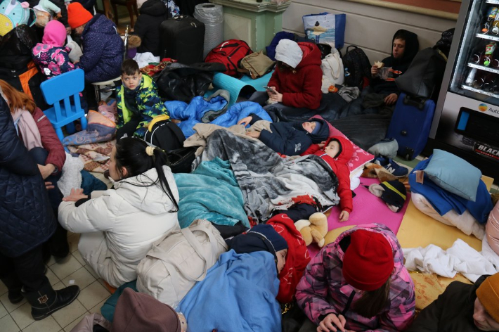 폴란드 국경도시 프셰미실의 중앙역 바닥에서 잠을 자는 우크라이나 피란민. 연합뉴스