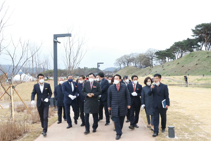 '월성 해자 정비·재현 사업' 준공식에서 주낙영 경주시장과 김석기 국회의원 등이 참석자들과 현장을 둘러 보고 있다. 경주시 제공