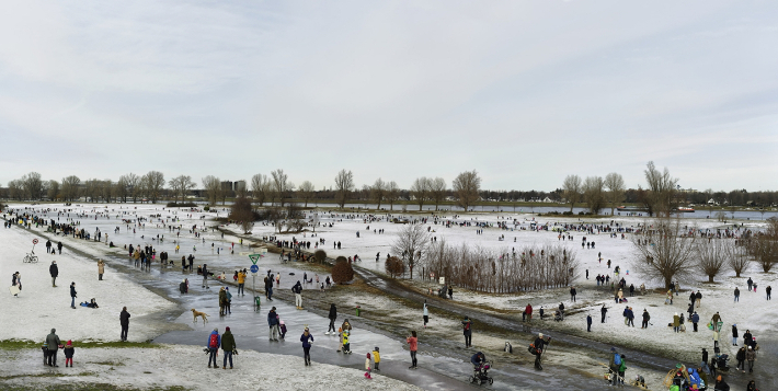 <얼음 위를 걷는 사람 Eisläufer>, 2021, ©안드레아스 거스키, 스푸르스 마거스 제공