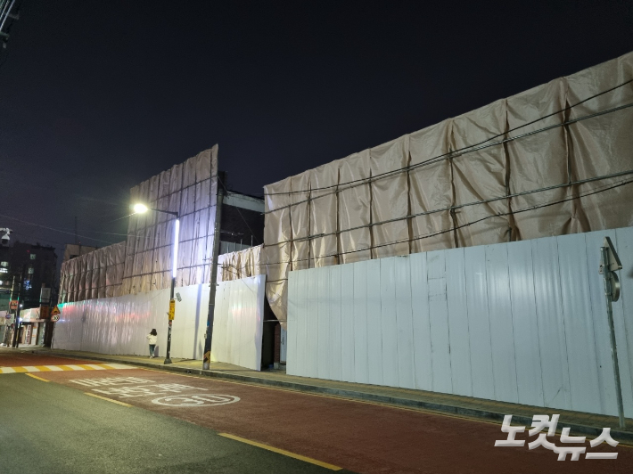 2012년 당시 오원춘이 살았던 집 앞으로 재개발용 가림막이 설치돼 있다. 정성욱 기자