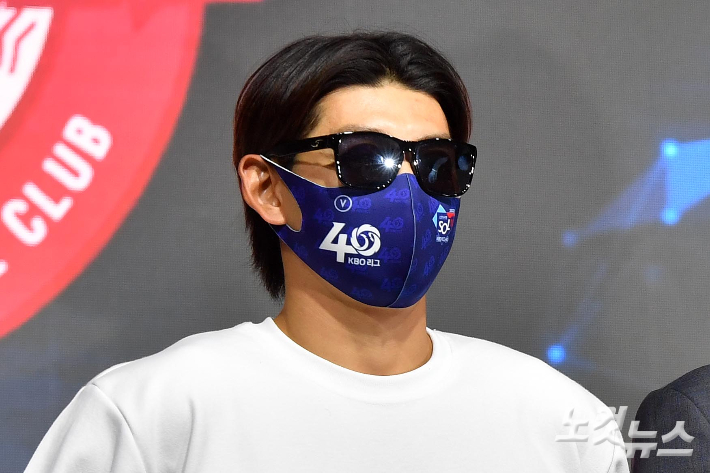키움 이정후가 31일 서울 용산구 그랜드하얏트호텔에서 열린 2022 KBO 미디어데이 행사에서 멋진 선글라스를 쓰고 기념 촬영을 하고 있다. 박종민 기자