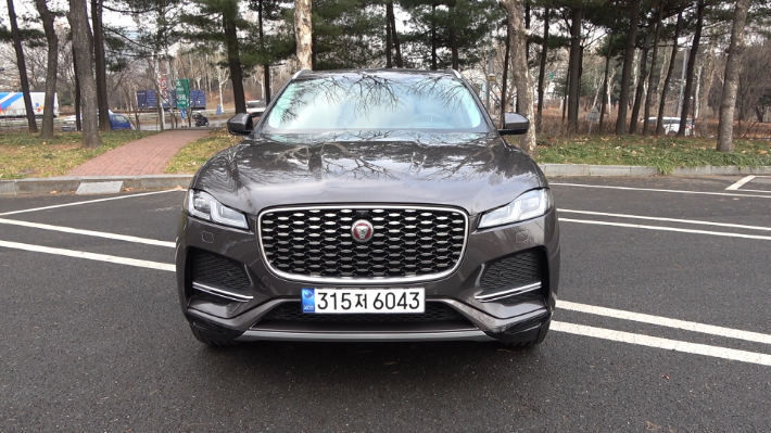재규어 뉴 F-PACE 전면부