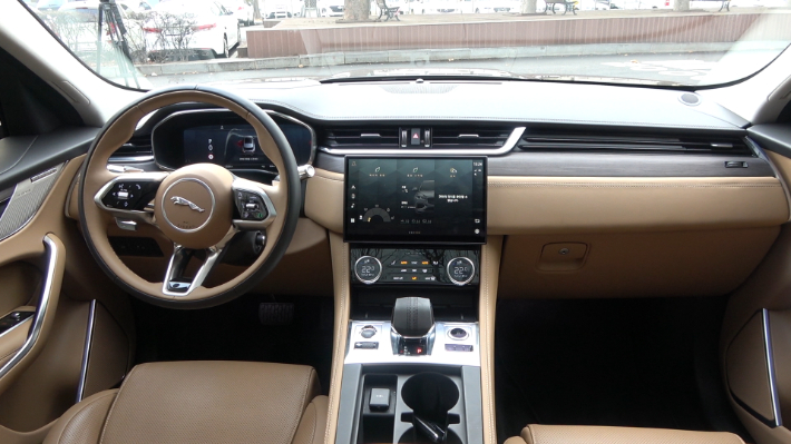 재규어 뉴 F-PACE 실내