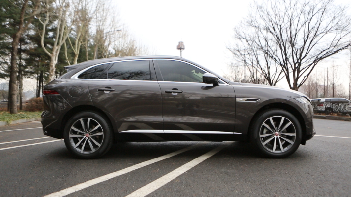 재규어 뉴 F-PACE 측면부