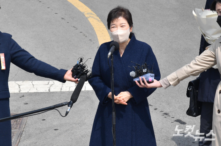 박근혜 전 대통령이 24일 오후 대구 달성군 사저에 도착해 대국민 담화를 밝히고 있다. 대구=박종민 기자
